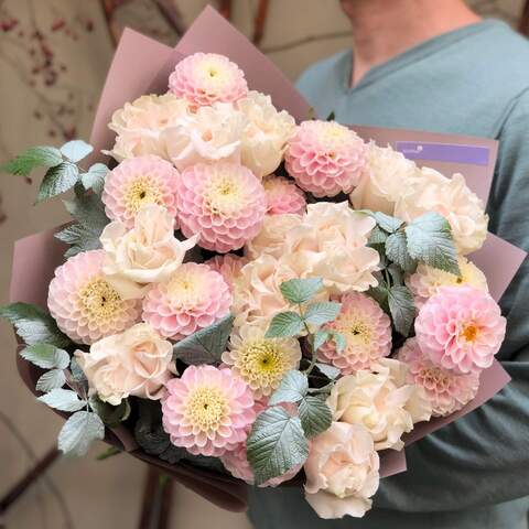 Delicate bouquet with Cotton X-Pression peony roses and dahlias «Marshmallow Cloud», Flowers: Dahlia, Pion-shaped rose of Cotton X-Pression variety, Rubus Idaeus