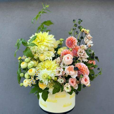Коробка с цветами «Кремовый лимон», Цветы: Георгина, Роза пионовидная, Эустома, Танацетум
