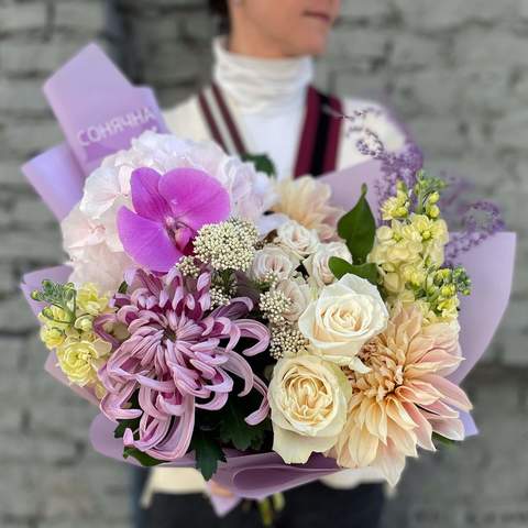 Bouquet «Spontaneous meeting», A pleasant, unexpected meeting that takes your breath away. Do you know that feeling? This interesting bouquet will give her just such feelings.