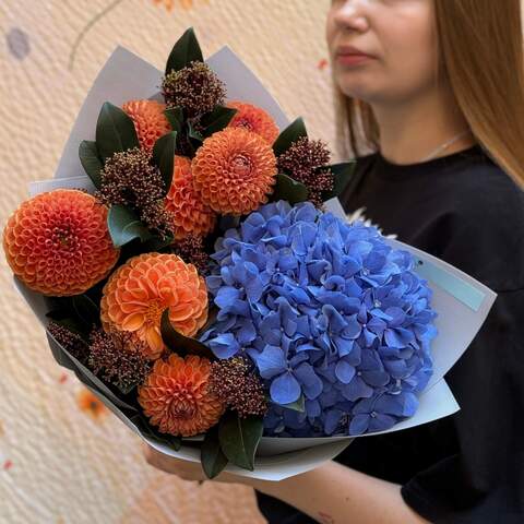 Bright cheerful bouquet «Honey Sky», Flowers: Dahlia, Hydrangea, Skimmia