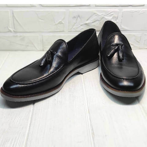Кожаные туфли лоферы. Модные туфли лоферы с кисточками. Черные лоферы Luciano Bellini – Black.
