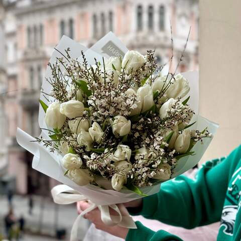 Светлый букет из тюльпанов и генисты «Белоснежные цветочки», Цветы: Тюльпан, Гениста, Прунус