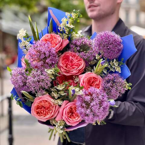 Интересный букет с пионовидными розами и аллиумом «Фиолетовый закат», Цветы: Спирея, Роза пионовидная, Аллиум, Ирис