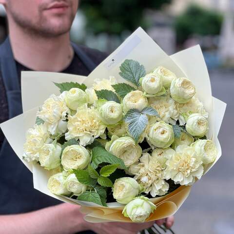 Light bouquet with spray peony roses «Creamy Delight», Flowers: Peony Spray Rose, Dianthus, Rubus Idaeus