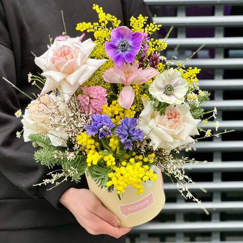 Коробка с цветами «Весенняя Анастасия», Цветы: Роза, Тюльпан, Гиацинт, Анемон, Мимоза, Гениста, Танацетум