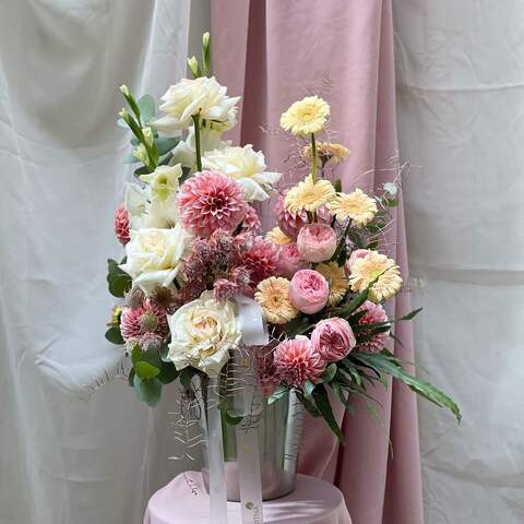 Flower bucket «Sparkling eyes», Flowers: Pion-shaped rose, Hydrangea, Dahlia, Gerbera, Gladiolus, Rose, Kaaps Seruria, Eucalyptus