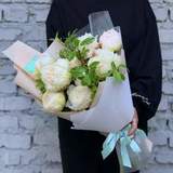 Photo of 11 peonies in a bouquet «Peony cream»