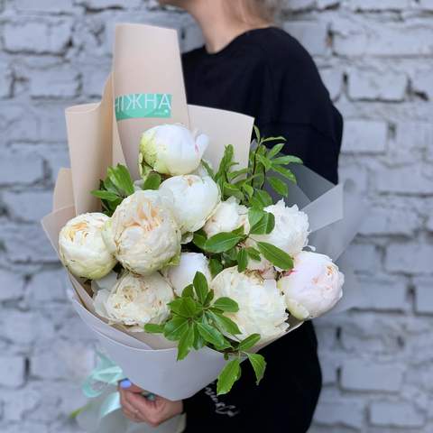 Photo of 11 peonies in a bouquet «Peony cream»