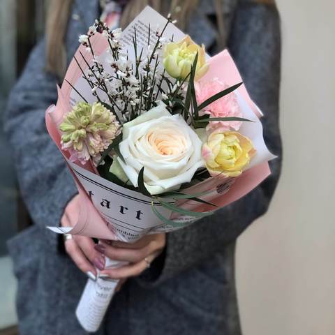 Весняний букет з трояндою «Вайт Охара», Чудовий букет працівницям