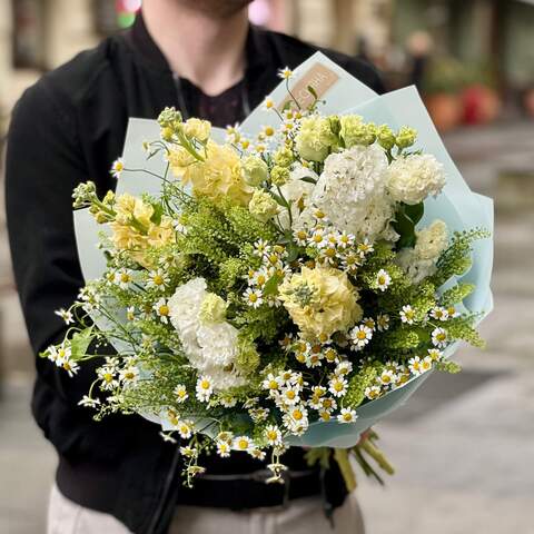 Field bouquet with daisies and eustomas «Morning Dew», Flowers: Thlaspi, Eustoma, Matthiola, Tanacetum
