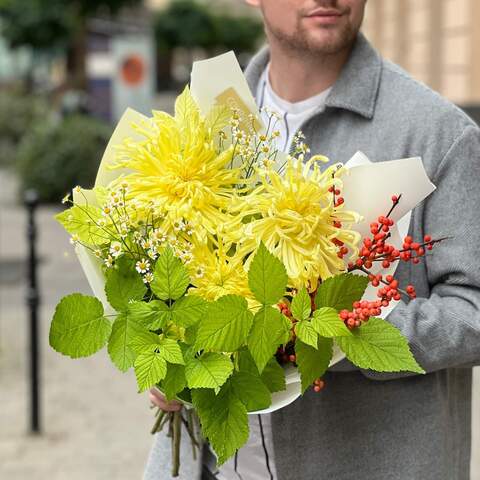 Букет «Комплимент от солнышка», Цветы: Хризантема, Танацетум, Илекс, Малина (листья)