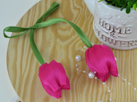 Тюльпани на стрічці малинові