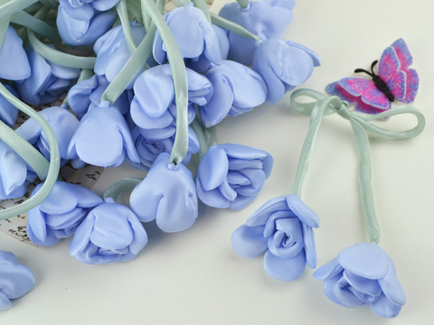 Весняна квітка на стрічці блакитна