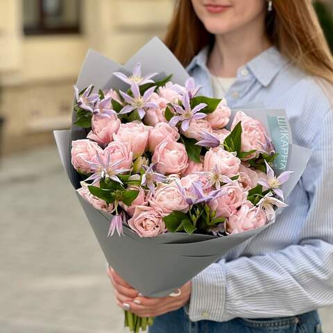Розово-сиреневый букет из тюльпанов и клематиса «Апрельские бабочки», Цветы: Тюльпан, Клематис