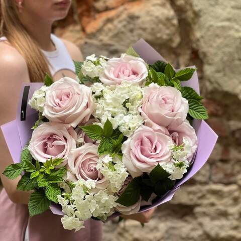 Delicate bouquet with charming Secret Garden roses «Mystrerious Garden», Flowers: Phlox, Rubus Idaeus, Rose