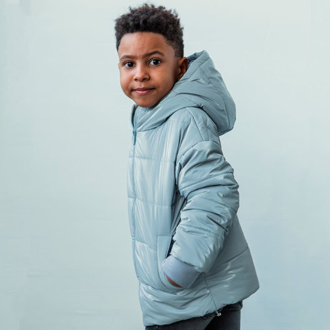 Демісезонна дитяча куртка в світло сірому кольорі для хлопчика