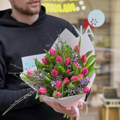 Розовый букет с тюльпановым хрустом «Малиновый привет», Цветы: Тюльпан, Гениста
