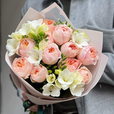 Bouquet «Sophisticated taste», Flowers: 'Juliette' Pion-shaped rose, Freesia