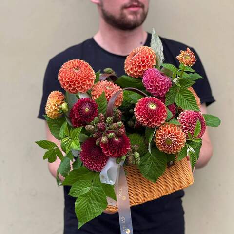 Flower basket «Caramel blackberry», Flowers: Dahlia, Dianthus, Rubus Idaeus, Rubus