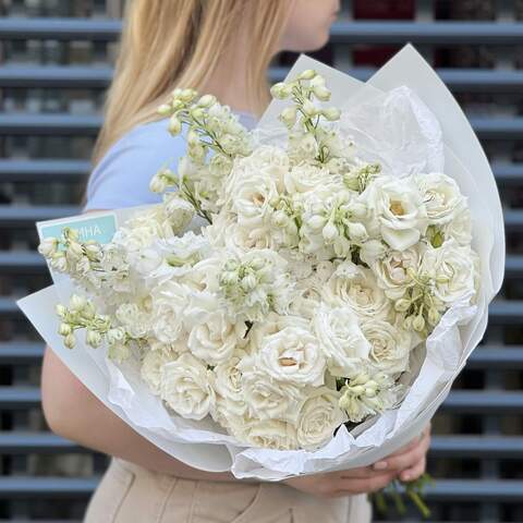 Duo-bouquet «Cream Chantilly», Flowers: Bush Rose, Delphinium