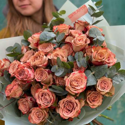 Photo of 31 «Cappuccino» roses with eucalyptus