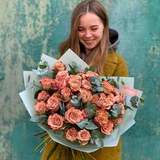 Photo of 31 «Cappuccino» roses with eucalyptus