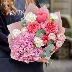 Рожевий букет з гортензією та півонієподібними трояндами «Полуничний маршмелоу»