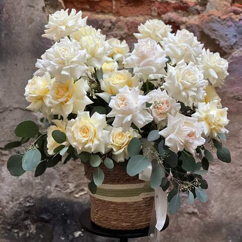 Огромная изысканная композиция из выкрученных пионовидных роз «Кремовая весна», Цветы: 33 выкрученные пионовидные розы