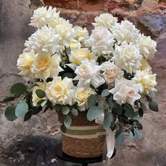 Величезна вишукана композиція із викручених піоновидних троянд «Кремова весна»