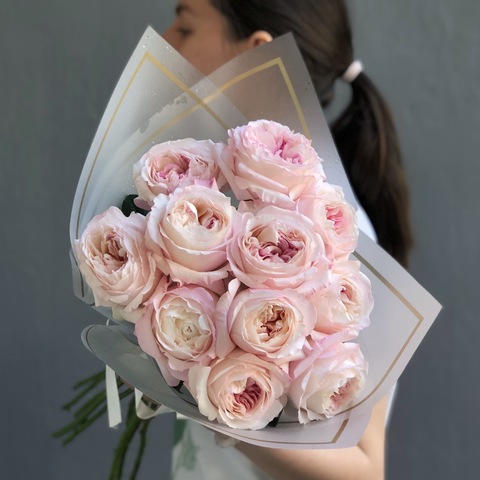 Піоновидні троянди Keira (Кейра) - 11 шт., Троянда Кейра з колекції британського садівника Девіда Остіна (David Austin) — це пишний ніжно-рожевий бутон, приємний аромат. І звичайно вінтажний вид.