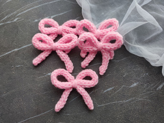 Бантик з хвостиками в'язаний рожевий (ручної работи)