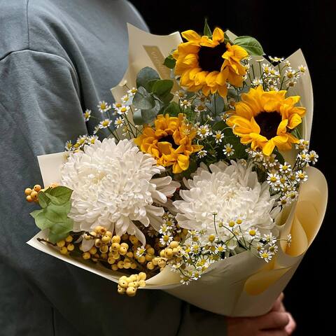 Bouquet «Golden Spark», Flowers: Chrysanthemum, Helianthus, Tanacetum, Ilex, Eucalyptus