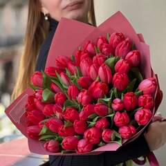 Соковитий букет з 51 червоного тюльпана «Солодкі поцілунки»