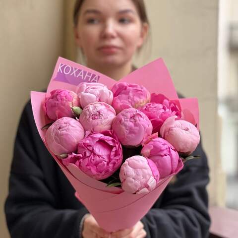 Photo of 11 luxurious peonies of the Sarah Bernhardt & Dinner Plate varieties in a bouquet «Dinner at Sarah's»