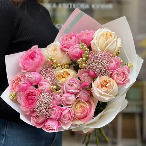Soft pink bouquet with a creamy shade made of peony roses and ilex «Candy for Mariyka», Flowers: Pion-shaped rose, Peony Spray Rose, Ozothamnus, Ilex