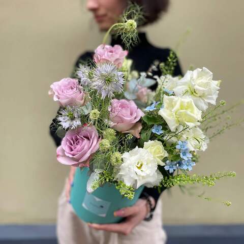 Коробка с цветами «Воздушное кружево», Цветы: Роза, Эустома, Нигелла, Оксипеталум, Тласпи, Эвкалипт