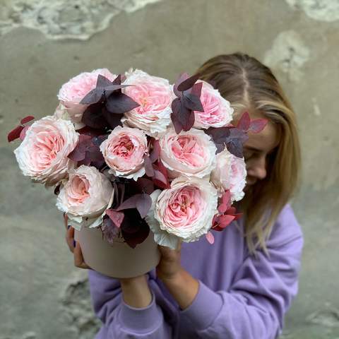 Photo of Box with «Tsumugi» roses