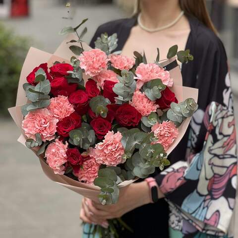 Textured red and pink bouquet «Love Romance», Flowers: Rose, Eucalyptus, Dianthus