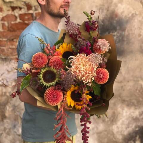 Garden bouquet with sunflowers and dahlias «Generous August», Flowers: Chrysanthemum, Helianthus, Daucus, Rubus Idaeus, Anthurium, Antirinum, Amaranthus Dark, Dahlia