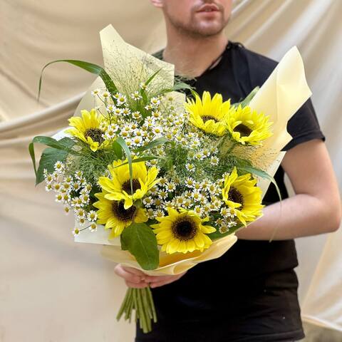 Sunny bouquet «Summer Field», Flowers: Tanacetum, Panicum, Helianthus