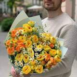 Photo of Cheerful bouquet of spray roses and tanacetum «Vivacity»