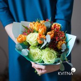 Photo of Bright bouquet with a rose and a jatropha