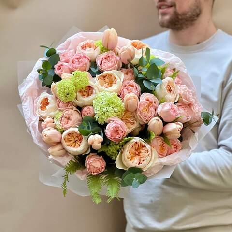 Роскошный букет с пионовидными розами и тюльпанами «Громкое счастье», Цветы: Роза пионовидная кустовая, Эвкалипт, Вибурнум, Тюльпан, Роза пионовидная
