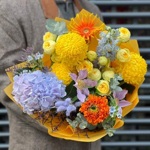 Bouquet «Bright Sun», Flowers: Hydrangea, Chrysanthemum, Ranunculus, Gerbera, Bush Rose, Clematis, Limonium, Oxypetalum, Eucalyptus