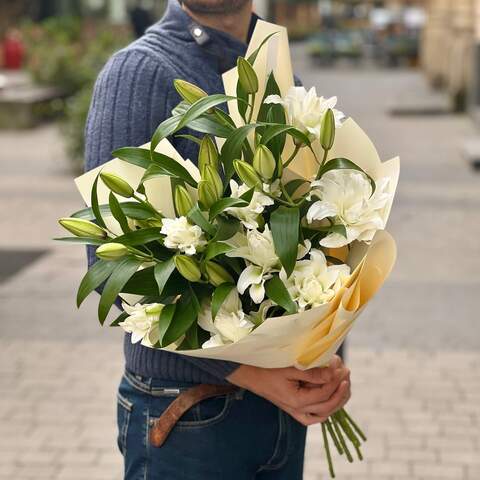 7 lily branches in a bouquet «Fragrant Lily», Flowers: Lilium