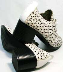 Белые летние босоножки туфли женские на среднем каблуке Arella 426-33 White.