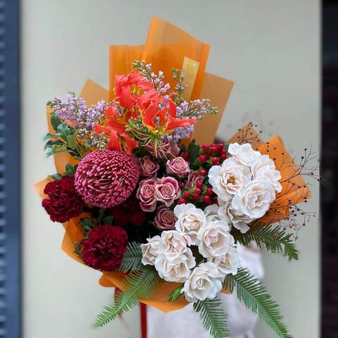 Bouquet «Flower extravaganza», Flowers: Banksia, Bush Rose, Gloriosa, Syringa, Ambrella, Hypericum, Dianthus, Pittosporum
