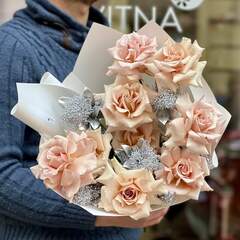 Пастельний букет із троянд Quicksand та скімії «Аромат роси»