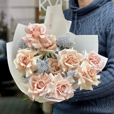 Photo of Pastel bouquet of Quicksand roses and skimmia «Scent of dew»