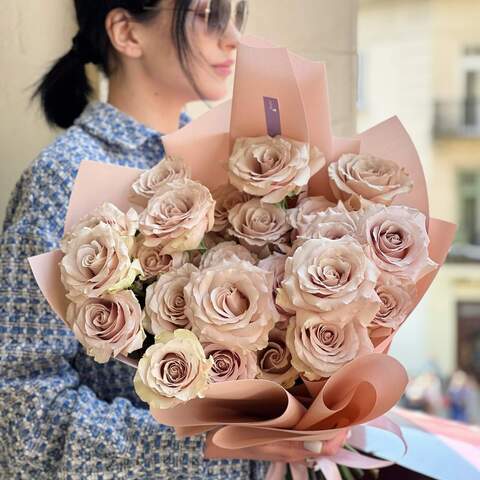 Photo of 25 Quicksand roses in a bouquet «Powder Lightness»